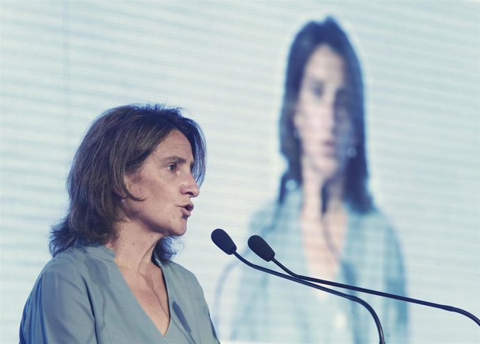 La ministra para la Transición Ecológica, Teresa Ribera, durante su intervención en la jornada sobre 'Los retos del coche eléctrico' en el Auditorio Casa del Lector del Matadero de Madrid.