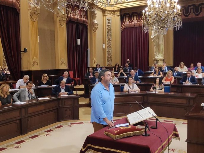 El nou diputat de MÉS per Mallorca Joan Mas 'Collet' jurant el seu crrec
