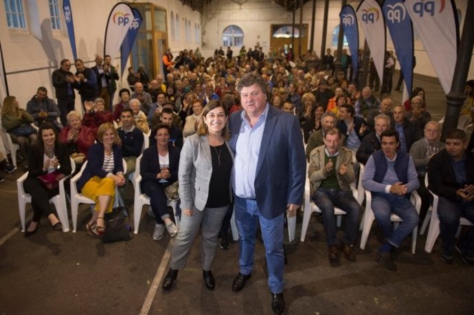 La presidenta del PP de Cantabria y candidata al Gobierno regional, María José Sáenz de Buruaga, con Gastón Gmez