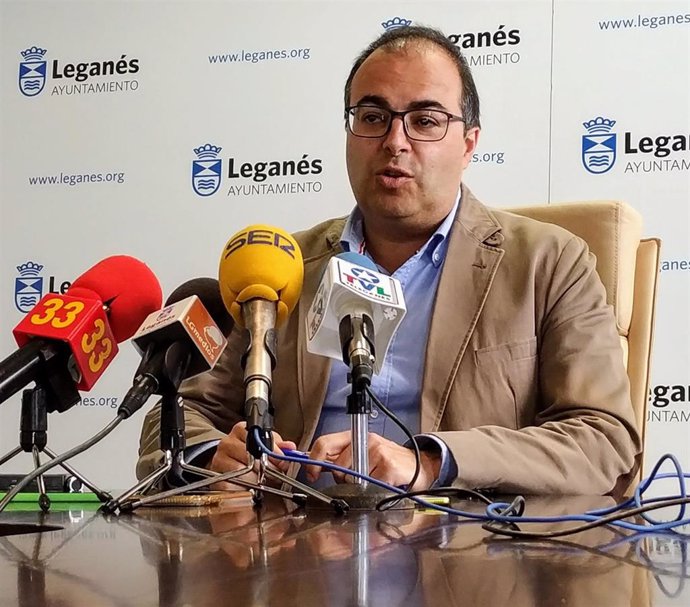 El alcalde de Leganés, Santiago Llorente, en rueda de prensa en el Ayuntamiento.