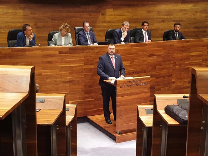 El candidato a la Presidencia del Principado, Adrián Barbón, interviene en el Pleno de Elección del Presidente. 