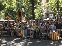 Unes 200 persones es concentren davant de la Diputació de Barcelona contra el pacte de JxCat i el PSC
