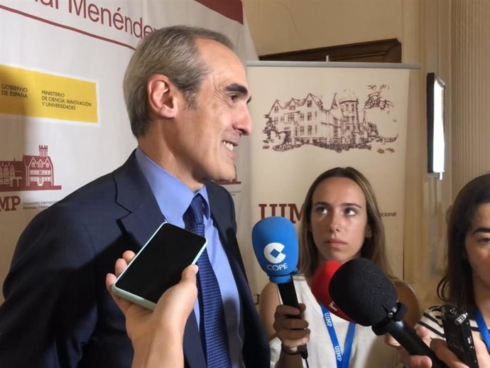 El fiscal jefe Anticorrupción, Alejandro Luzón, atiende a los medios en la UIMP