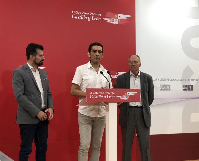 Vicente Andrés (centro) flanqueado por Luis Tudanca (izquierda) y Faustino Temprano (derecha).