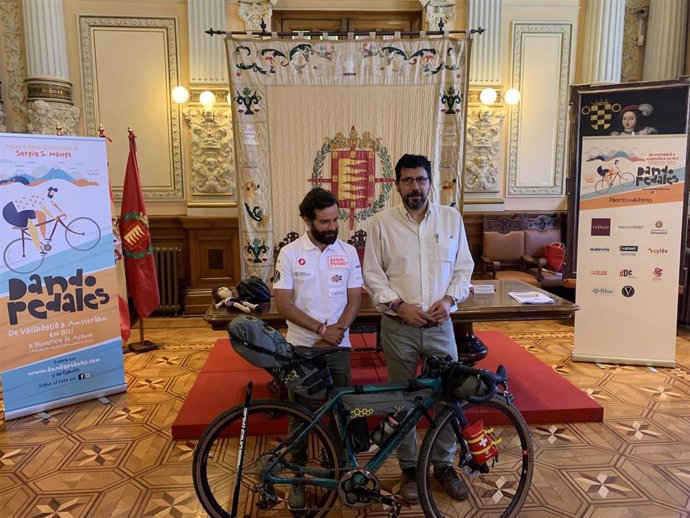 El ciclista aficionado Sergio Monge junto al concejal Alberto Bustos.