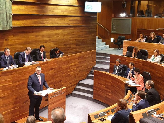 El candidato a la presidencia del Principado, Adrián Barbón, interviene en el pleno de Elección del Presidente. 