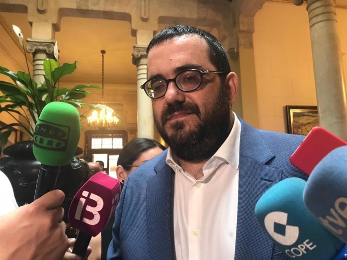 El senador de MÉS per Mallorca, Vicen Vidal atén als mitjans després de ratificar el ple la seva proposta de designació.