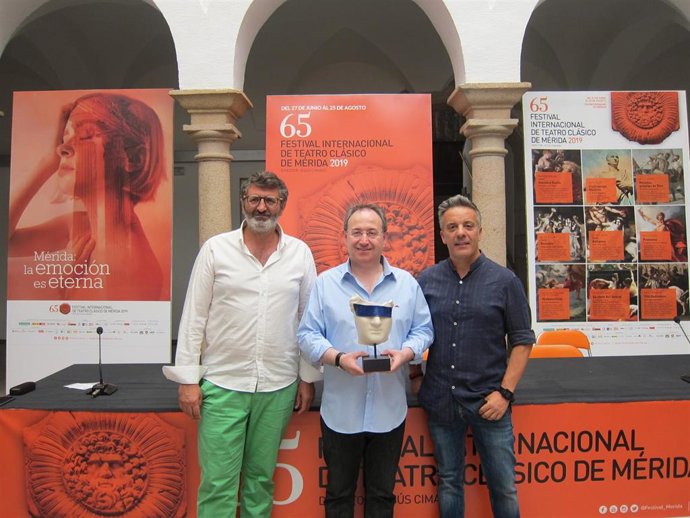 Presentación de una pieza escultórica para el Festival de Mérida