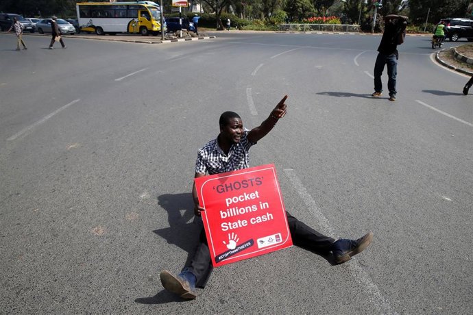 Un activista contra la corrupción durante una protesta en Nairobi