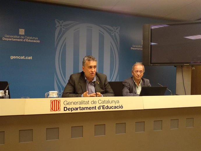 Secretario de Políticas Educativas de la Generalitat, Carles Martínez, y el presidente del Consell Superior d'Avaluació del Sistema Educatiu, Joan Mateo