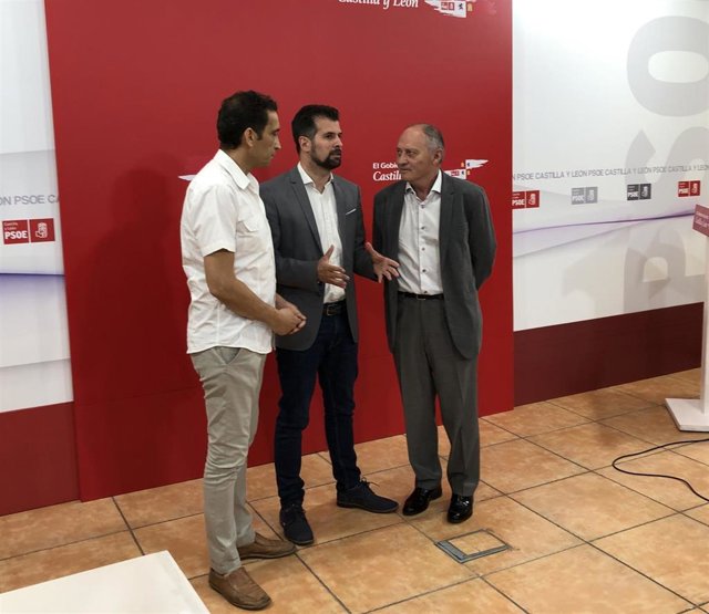 Vicente Andrés (I), Luis Tudanca (centro) y Faustino Temprano (D) comparecen tras la reunión.