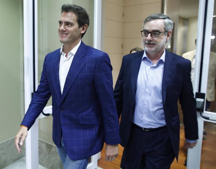 El presidente y el secretario general de Ciudadanos, Albert Rivera y José Manuel Villegas se dirigen a una reunión del partido en el Congreso de los Diputados