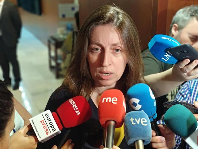 La portavoz de Podemos en la Junta, Lorena Gil, atiende a los medios tras el pleno de elección del presidente.