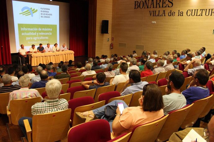 La Plataforma de Regantes del Condado de Huelva en una asamblea.