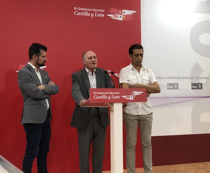 Faustino Temprano interviene ante los medios acompañado de Luis Tudanca (I) y Vicente Andrés (D).