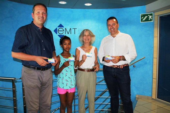 Entrega de 35 targetes de transport per part de l'EMT a l'associació d'Amics del Poble Sahrauí