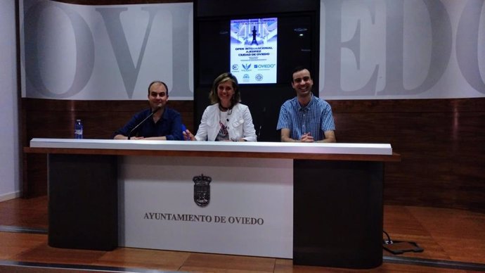 De izquierda a derecha el director del tornero, Juan Alberto LLaneza Vega, la concejala de Deportes, María Concepción Méndez Suárez, y el jugador, Marcos Llaneza.