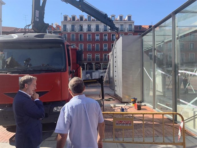 Manuel Saravia observa una de las últimas obras del aparcamiento de la Plaza Mayor.