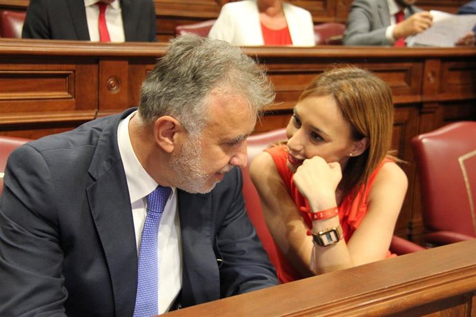 CONSTITUCIÓN X LEGISLATURA (ÁNGEL VÍCTOR TORRES Y NIRA FIERRO)