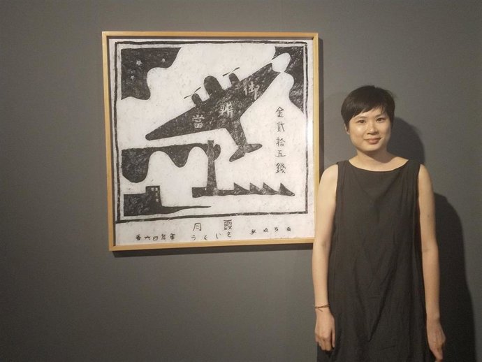 La artista china Hou I-Ting junto a una de las 24 fotografías que componen su obra  'Tejiendo identidades', este jueves en el Centro de Historias.
