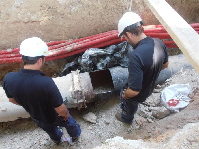 Operarios trabajando en el sistema de recogida neumática de Palma en 2012.