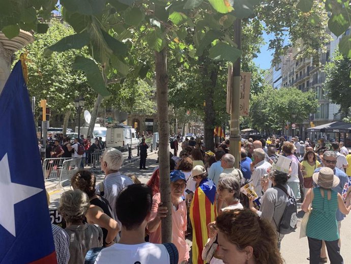 Concentración ante la Diputación de Barcelona