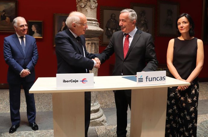 Firma del convenio entre Ibercaja y Funcas.