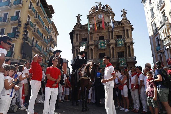 Decenas de personas disfrutan de los desfiles y la fiesta alrededore de la plaza de Toros el día del cuarto encierro de las fiestas de San Fermín con toros de la ganadería Jandilla.