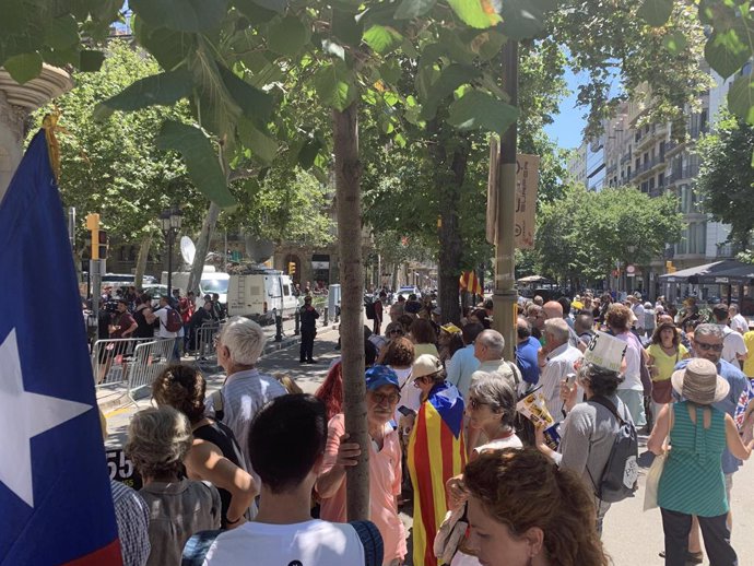Concentració davant la Diputació de Barcelona