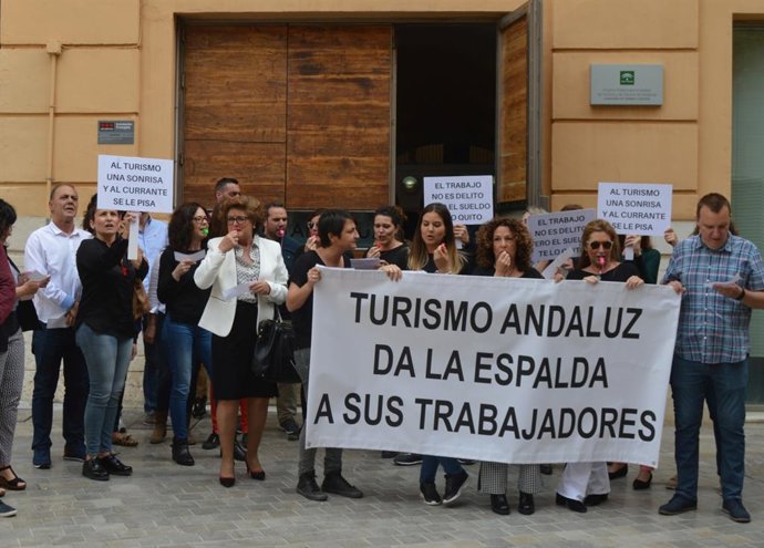 Trabajadores afectados de Turismo Andaluz conflicto laboral salarial con la empr