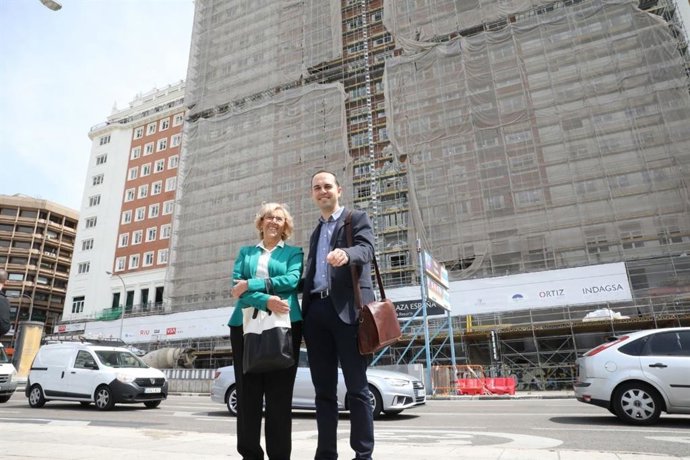 La alcaldesa de Madrid, Manuela Carmena, y el delegado de Desarrollo Urbano Sostenible, José Manuel Calvo