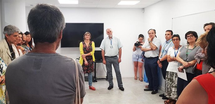 La consellera de Salud Alba Vergés con profesionales del centro de salud mental de adultos de Santa Coloma de Gramenet (Barcelona)