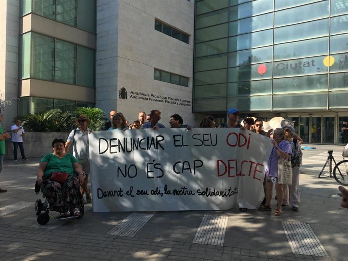 Concentración de apoyo a los investigados por la denuncia de HazteOír.