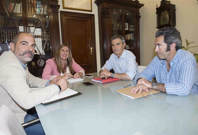 Irene García con el alcalde de Algodonales