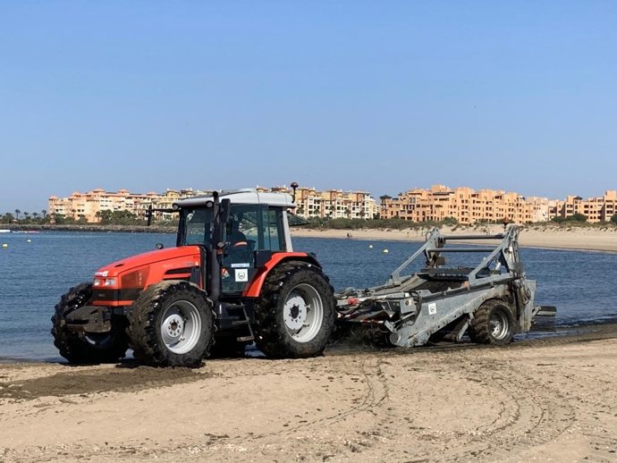 Maquinaria trabaja en la playa de Isla Canela para limpiar una zona de algas.