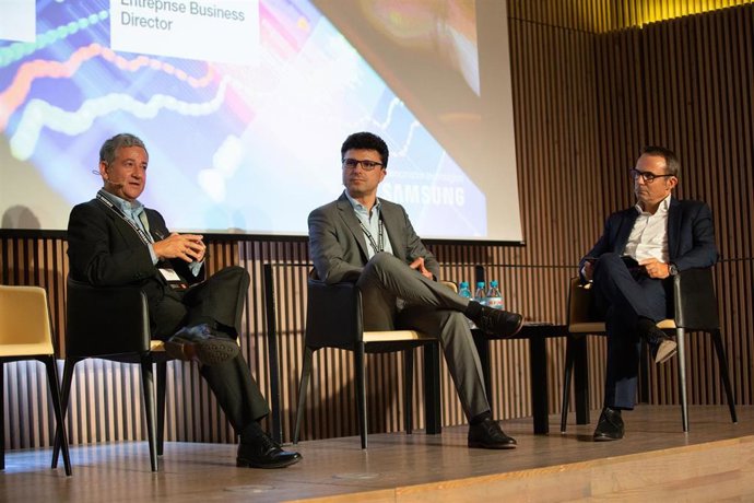 (I-D) El director senior de Data Science y Tecnología del IE, Fernando Mateo; el director de Negocios Empresariales de Samsung Electronics España, David Alonso; y el director territorial en Catalunya de Grandes Empresas de Orange y moderador del acto, V