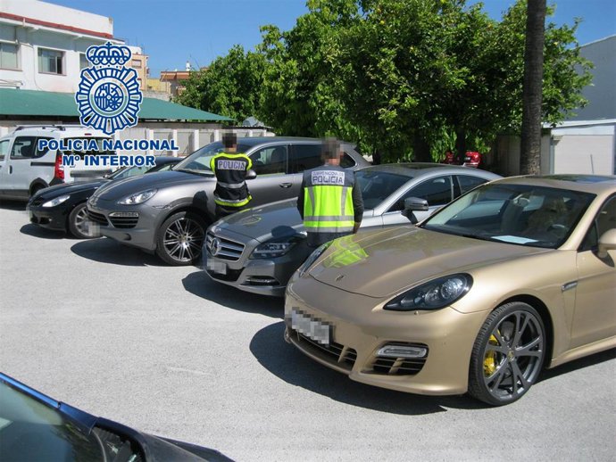 Dos agentes con coches de alta gama intervenidos en una anterior operación, en una imagen de archivo.