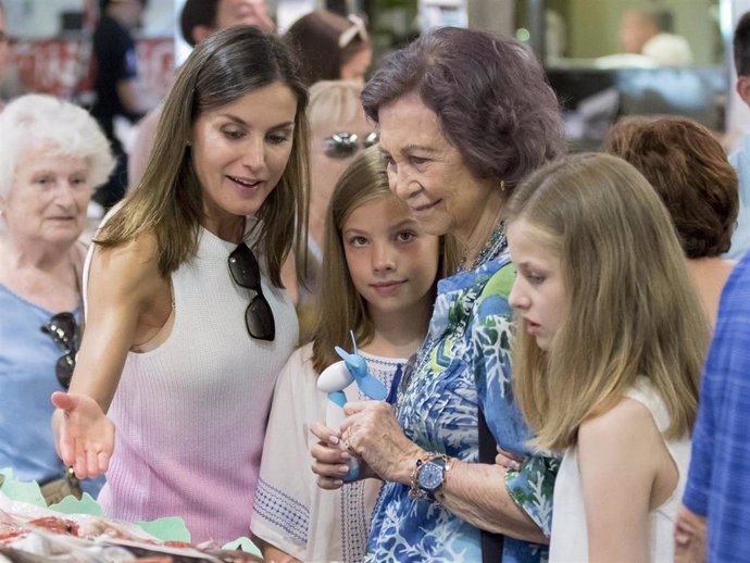 Doña Sofía junto con la Reina Letizia, la Infanta Leonor y Sofía en el mercado de Lolivar de Mallorca