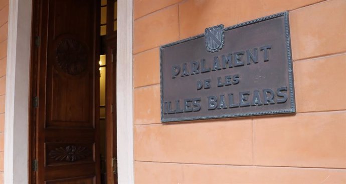 Placa a l'entrada del Parlament balear al carrer Palau Reial.