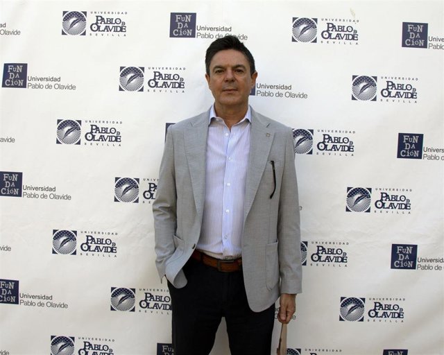 El profesor Antonio Vela en los cursos de verano de la UPO en Carmona