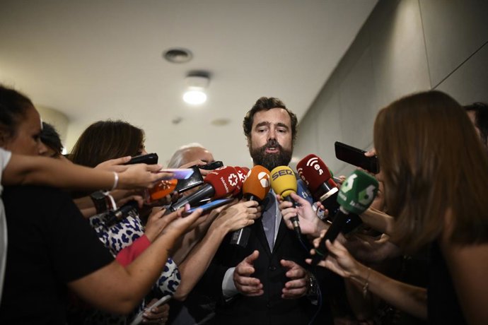 El portaveu de VOX al Congrés dels Diputats, Iván Espinosa, en declaracions davant els mitjans de comunicació en els passadissos del Congrés.
