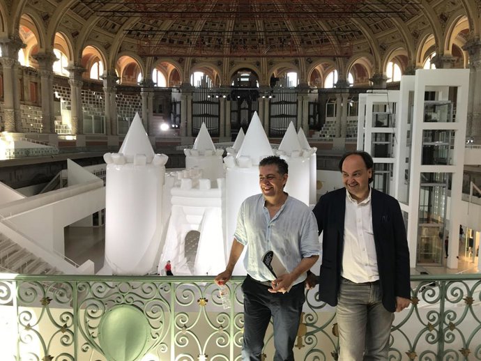 C.Casadesús i P.Serra davant el castell
