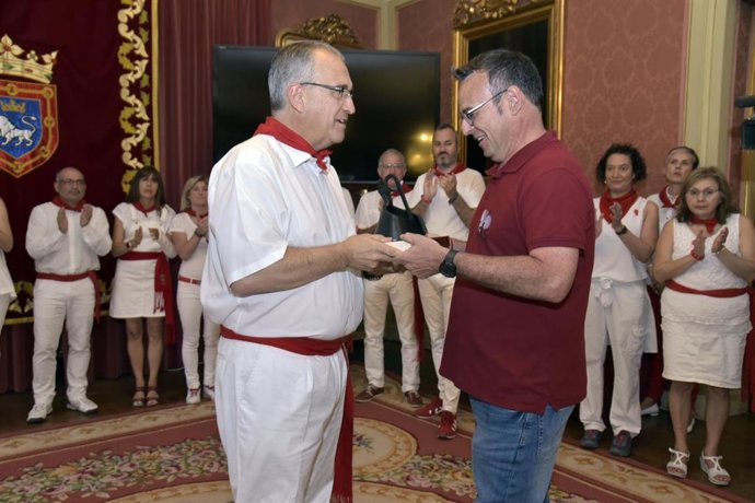 El alcalde de Pamplona, Enrique Maya, entrega el galardón a Eduardo Moreno