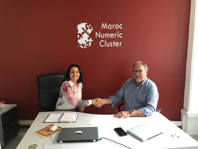 Ilhem Kerdoudi, clúster manager de Maroc Numeric, y el gerente de Tecnara Manuel Pérez Alconchel.