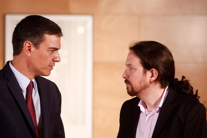 El presidente del Gobierno en funciones, Pedro Sánchez (1i), se reúne con el secretario general de Unidas Podemos, Pablo Iglesias (2i), de cara a la sesión de investidura que comienza el 22 de julio.