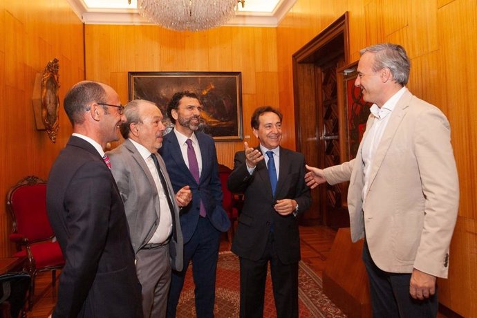 La directiva de la Asociación de Directivos y Ejecutivos de Aragón se reúne con el alcalde de Zaragoza, Jorge Azcón.