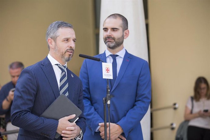 El consejero de Hacienda, Juan Bravo, y el alcalde de Almería, Ramón Fernández-Pacheco