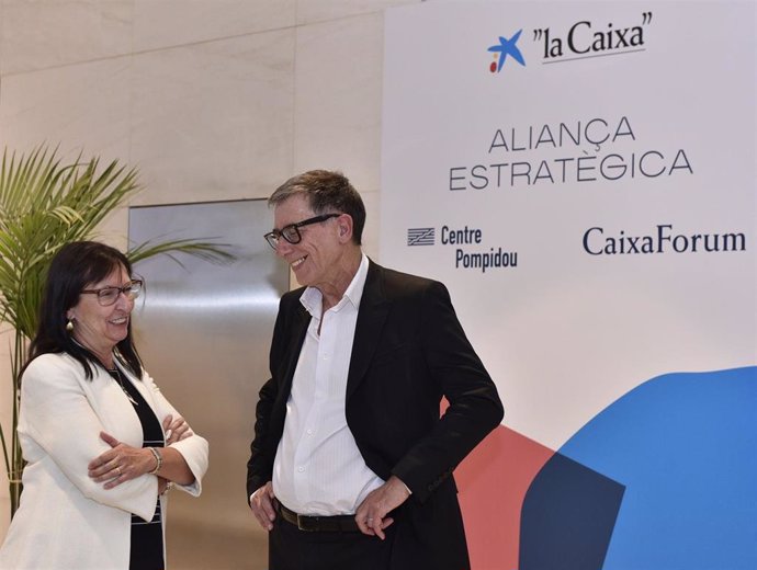 Directora general adjunta de la Fundación Bancaria 'la Caixa', Elisa Durán, y el presidente del Centro Pompidou, Serge Lasvignes.