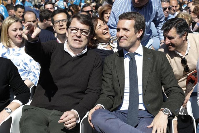 El presidente del Partido Popular de Castilla y León, Alfonso Fernández Mañueco y el presidente nacional del Partido Popular y candidato a la Presidencia del Gobierno, Pablo Casado en un mitin de campaña del Partido Popular en la Plaza de San Pablo, Val