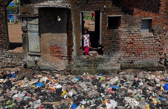 Una niña en una casa medio derruida en un slum de Bombay